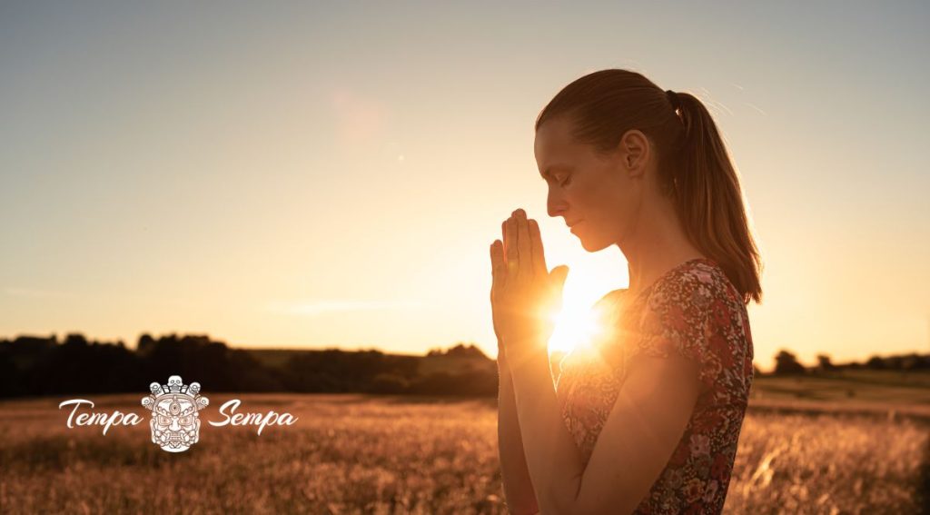 Una mujuer rezando para acercarse a dios