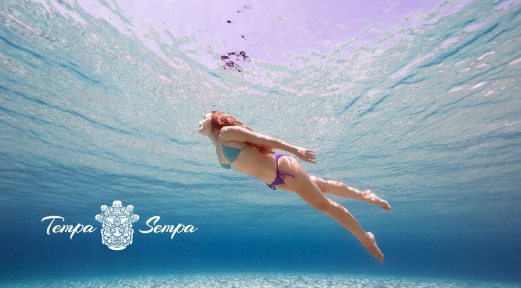 chica buceando en apnea