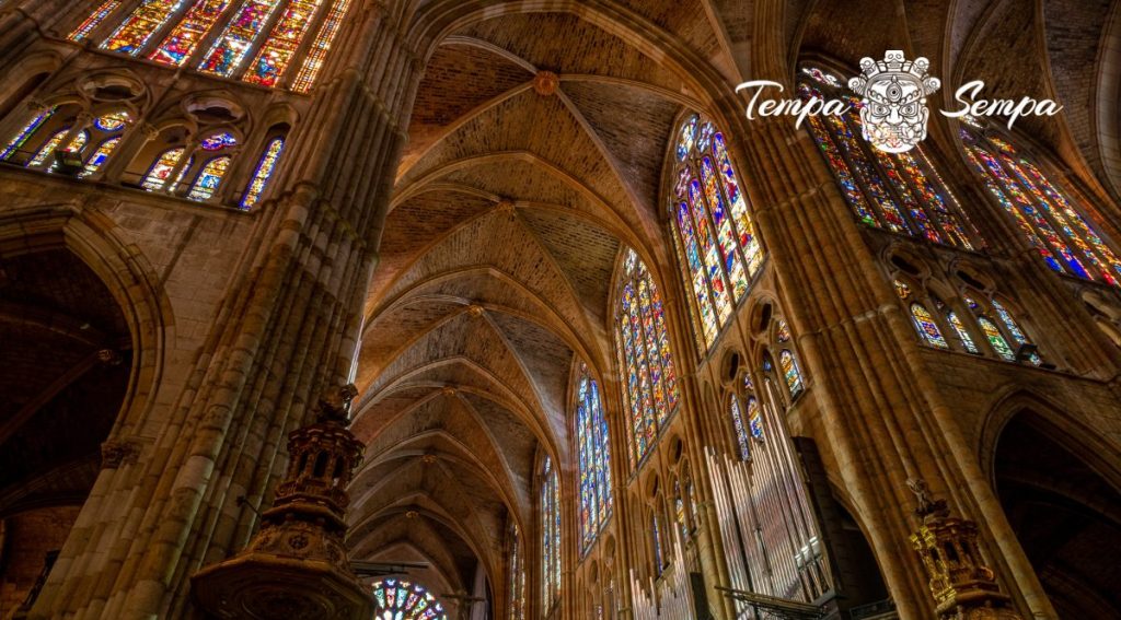 el interior de una iglesia representando el trabajo interno