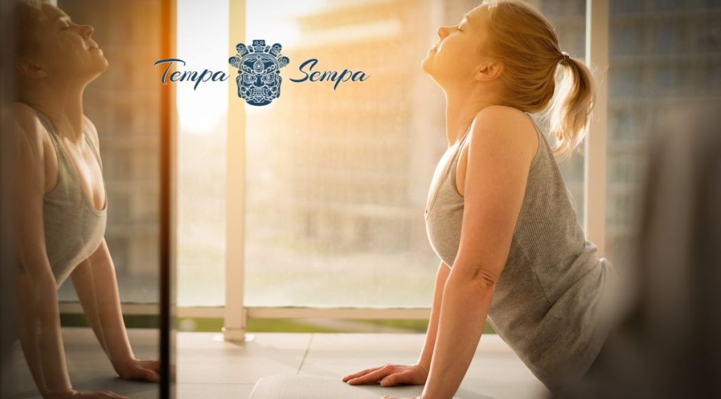 Persona meditando al amanecer