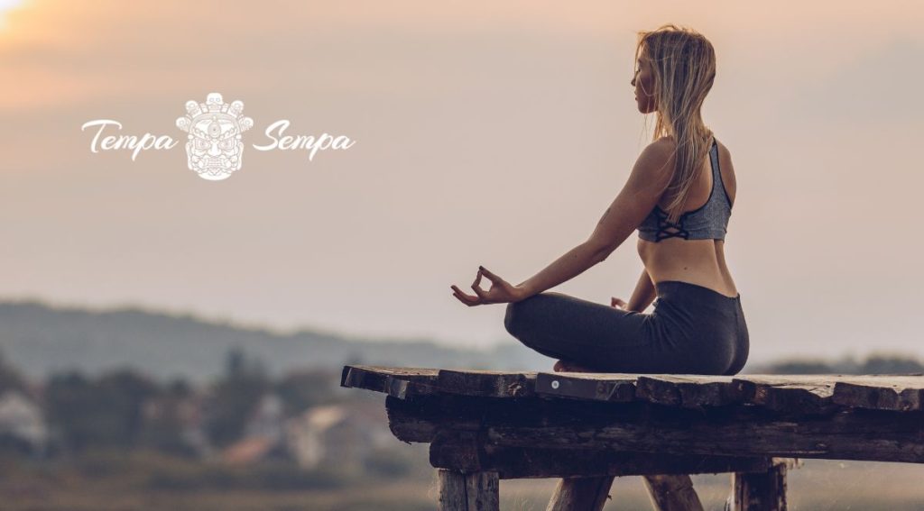 mujer meditando encima de una tarima