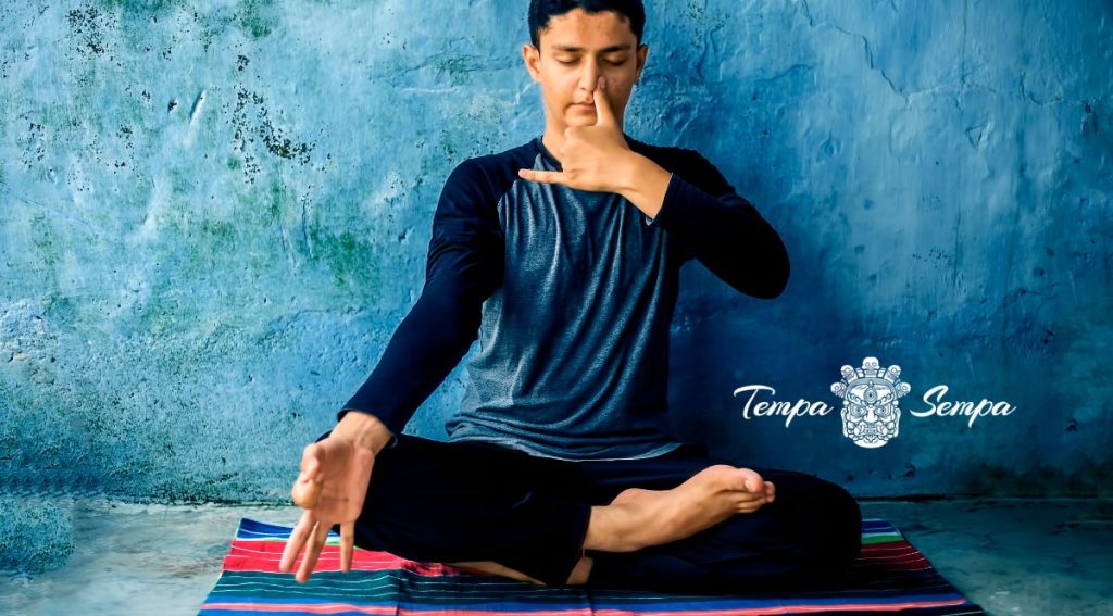 chaval realizando un pranayama