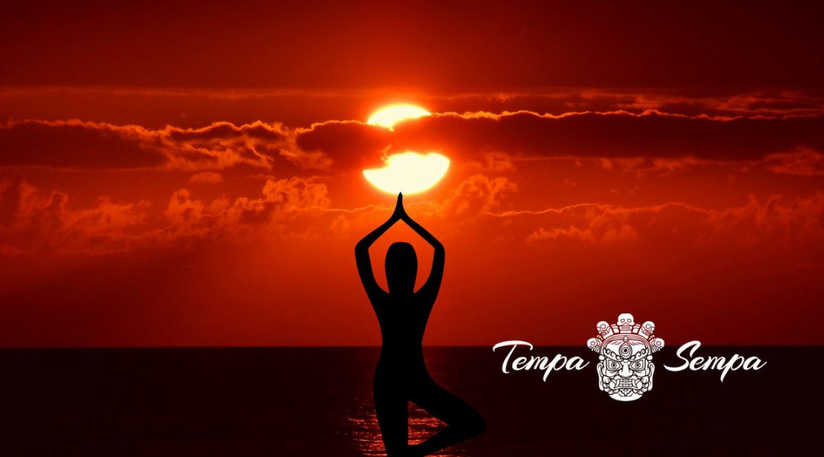 postura de yoga al amanecer