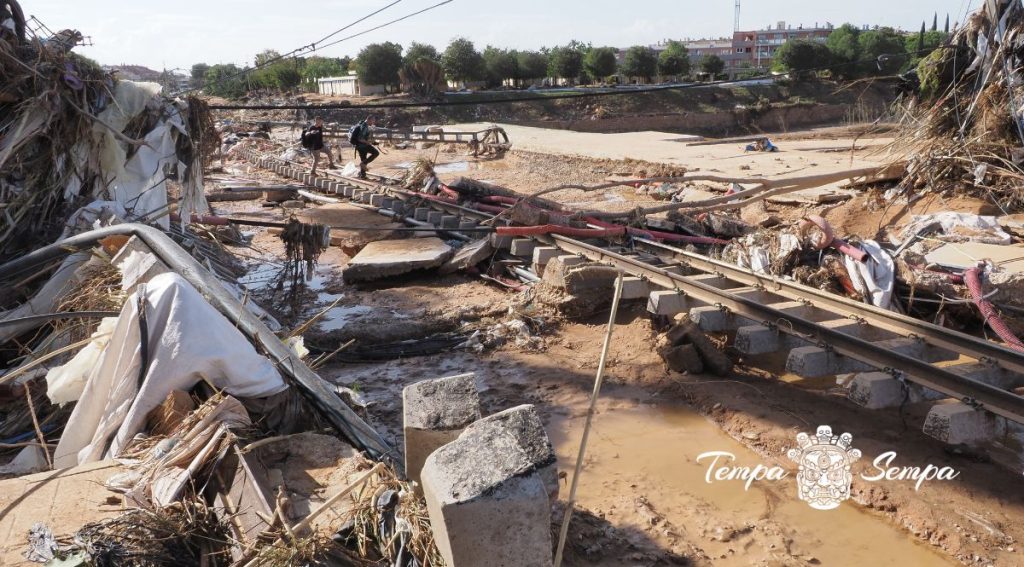 destrozo e las vías del tren  en valencia