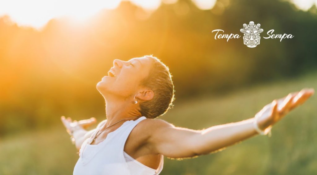 mujer abriéndose al sol y la vida