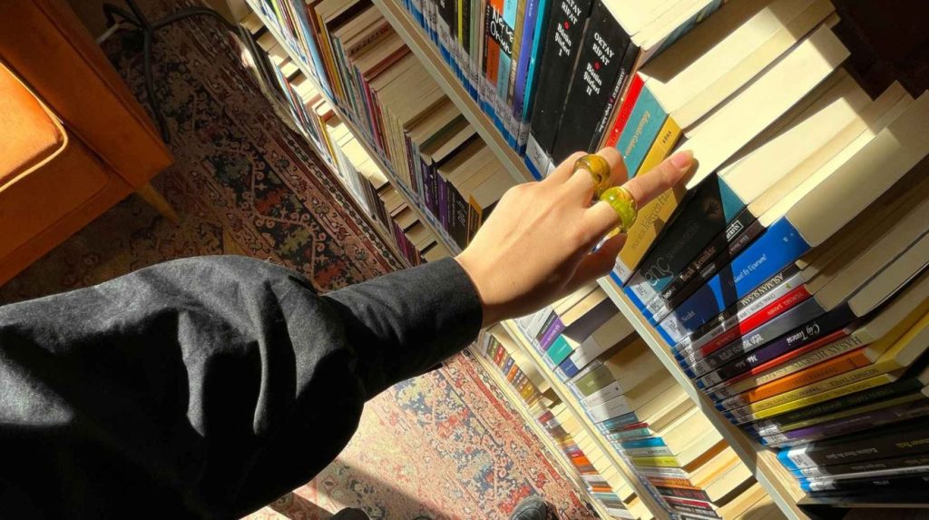 shima leyendo los yamas y niyamas