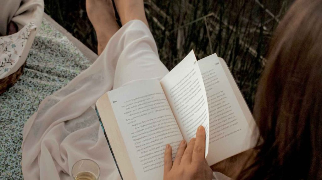 shima leyendo los yamas y niyamas