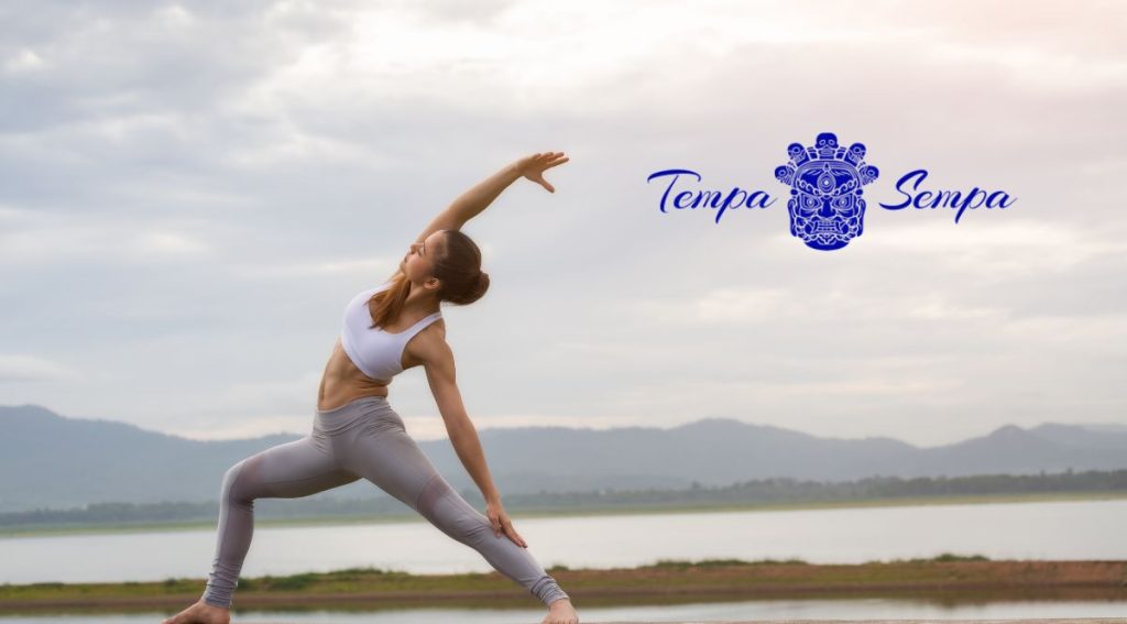 Mujuer practicando yoga en la playa para energizarse internamente