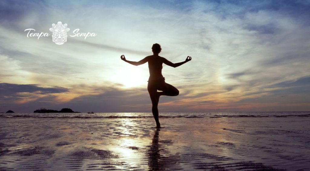 mujer en equilibrio en la playa
