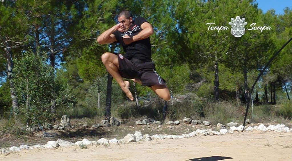 Rober dargye saltando realizando artes marciales