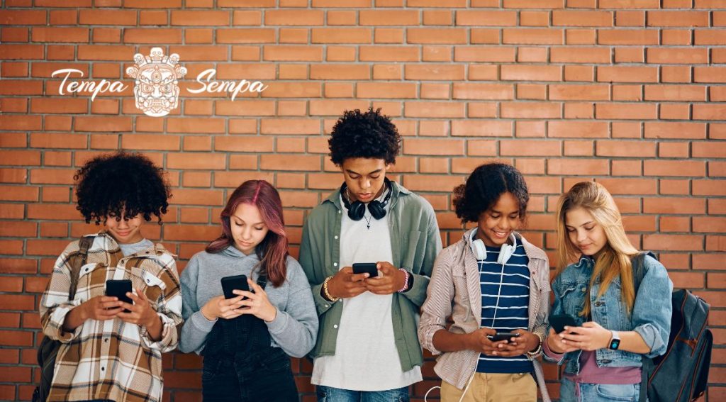 jóvenes procrastinando con los móviles