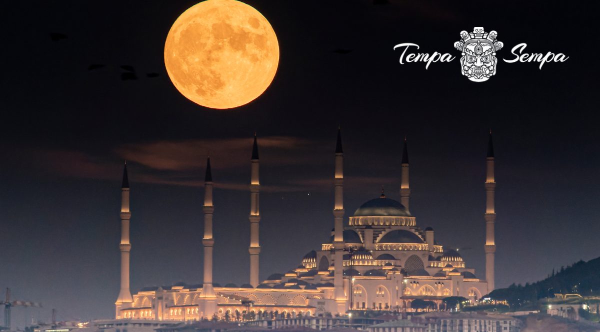 montaje fotográfico de La mezquita de Turquía con una luna enorme