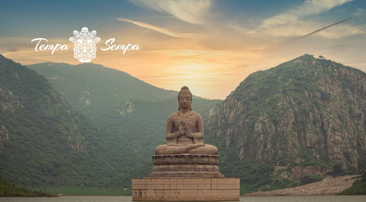 estatua de piedra gigante en medio de un lago