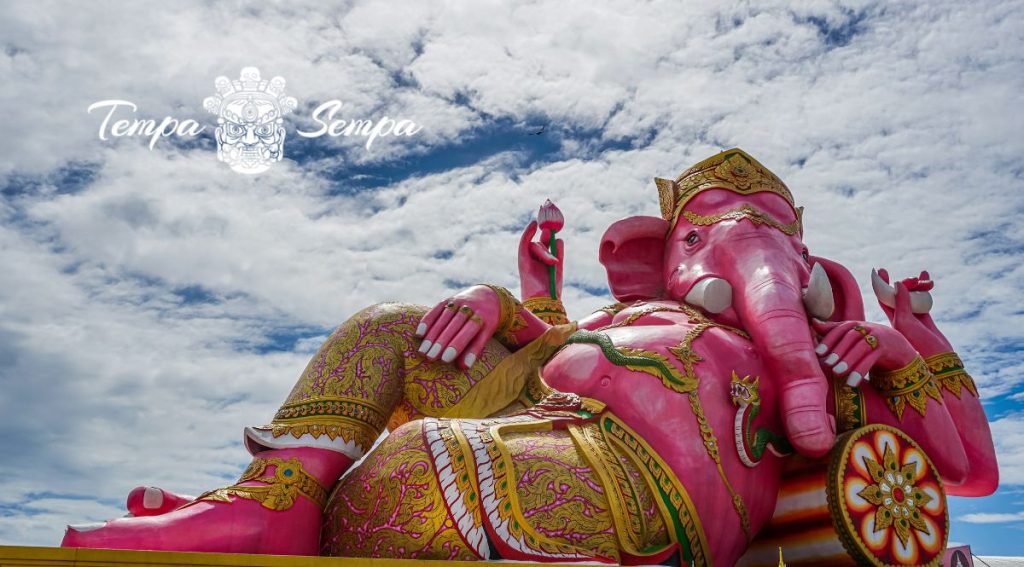 Una estatua del dios elefante para venerar