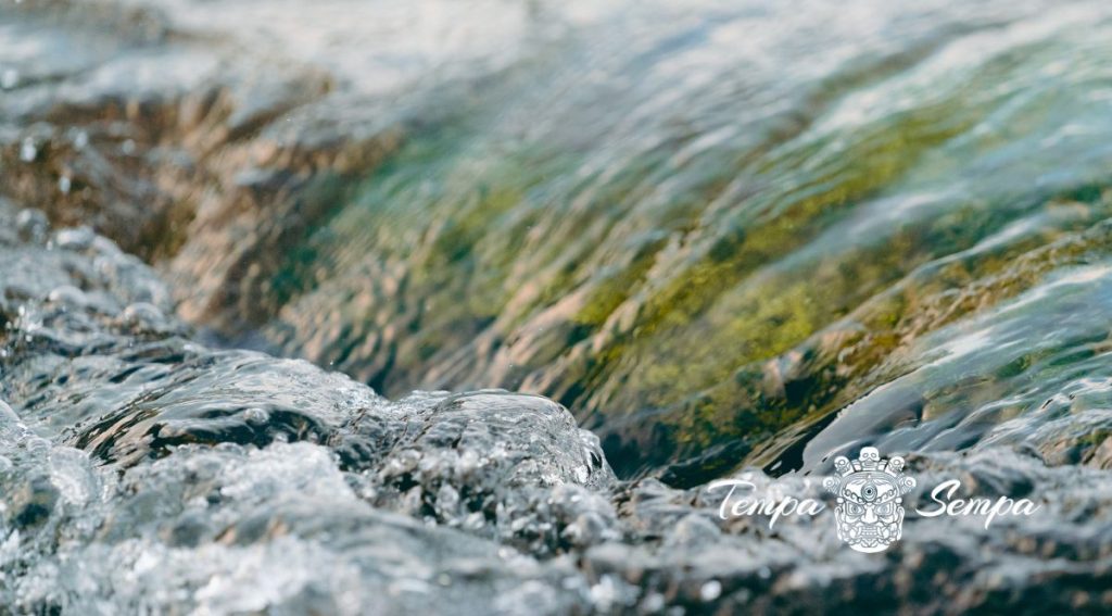 agua fluyendo por un rio