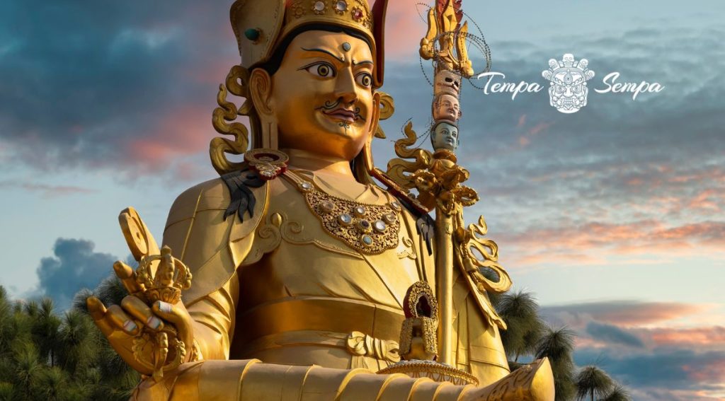 estatua esplendorosa de Gurú Rimpoche