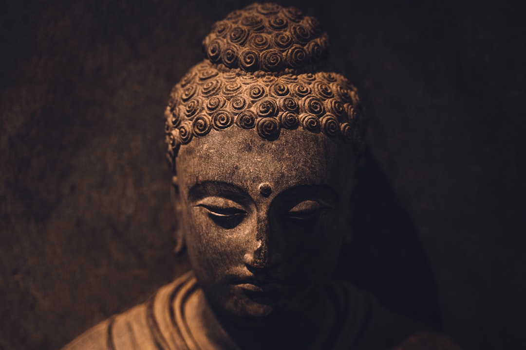 Buddha representado or una estatua de piedra