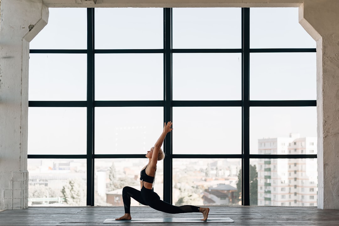 lo bueno del yoga es que se puede practicar en cualquier sitio, como tu propia casa