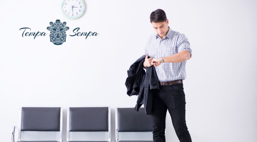 hombre mirando su reloj impaciente