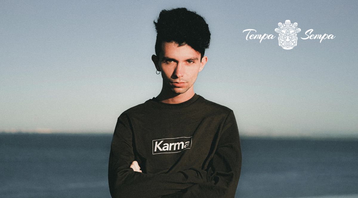 fotografía de chico con suéter donde pone karma