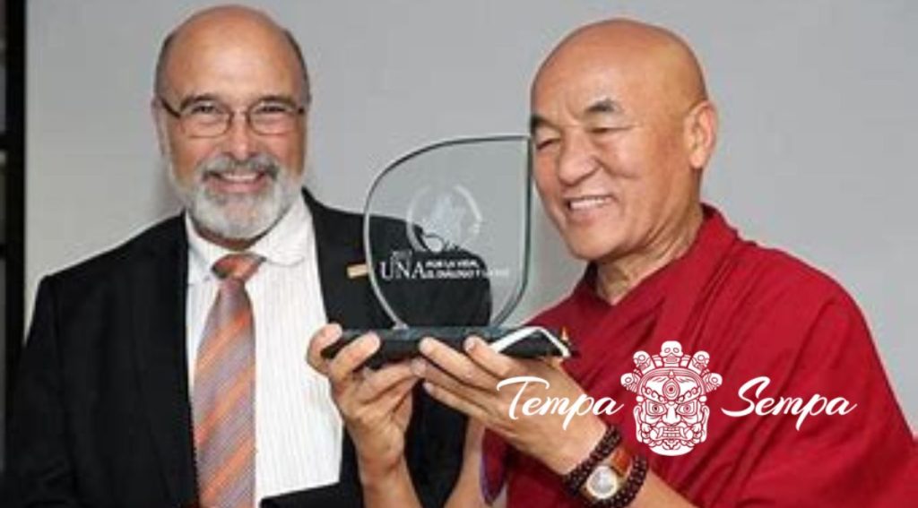 Tubhten wangchen recibiendo un premio 