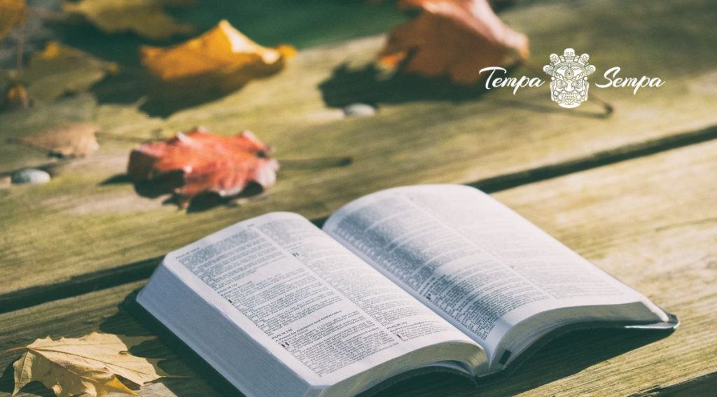 un libro encima de la mesa abierto