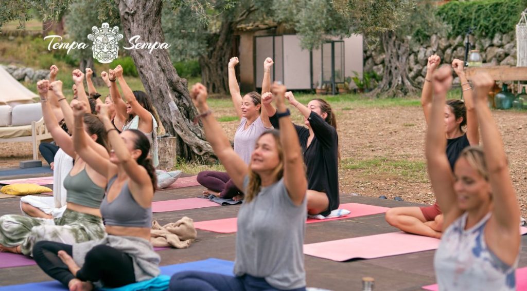 La practica de yoga en grupo es muy positiva