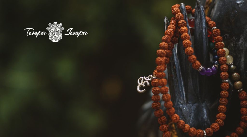malas colgados de una madera