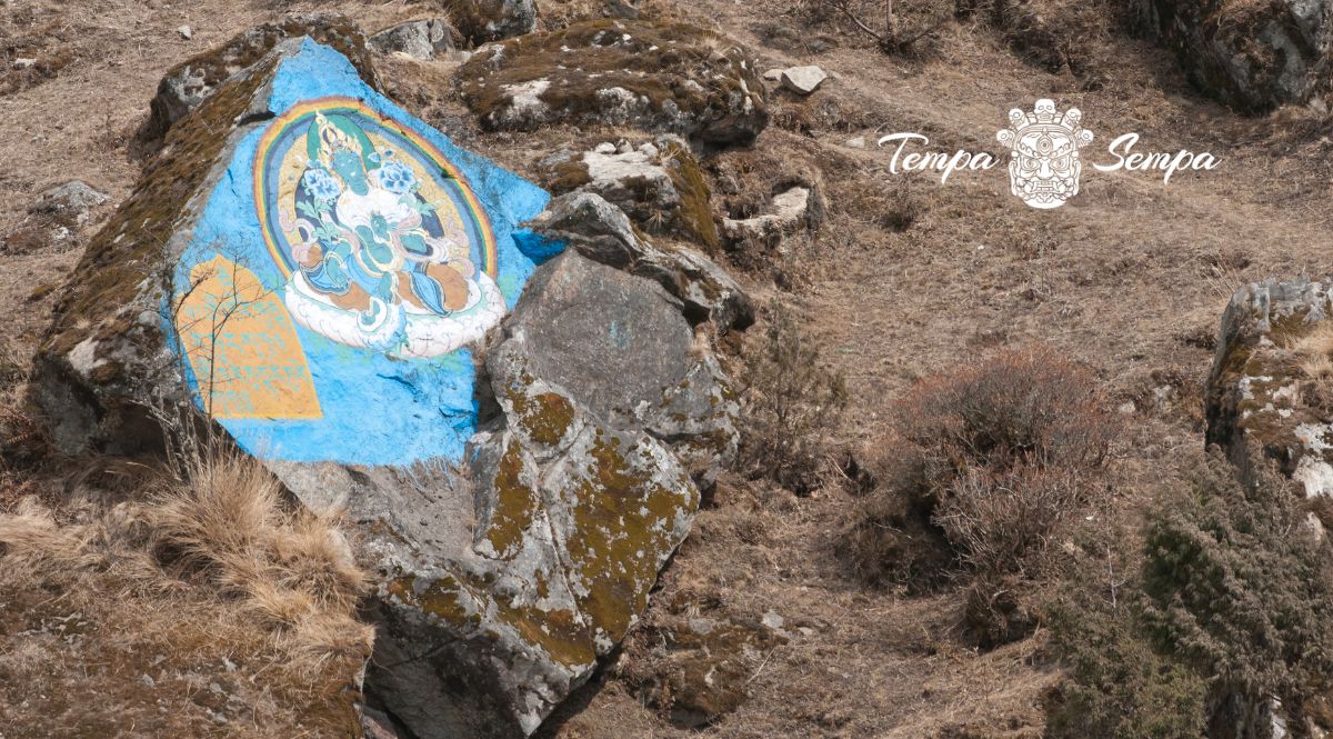 dibujo de una deidad en la piedra de la montaña