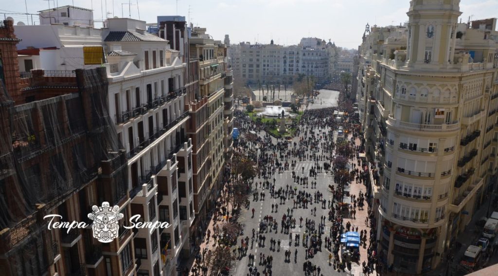 el pueblo de valencia manifestándose contra los políticos de valencia