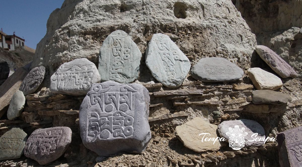 piedras grabadas con el mantra