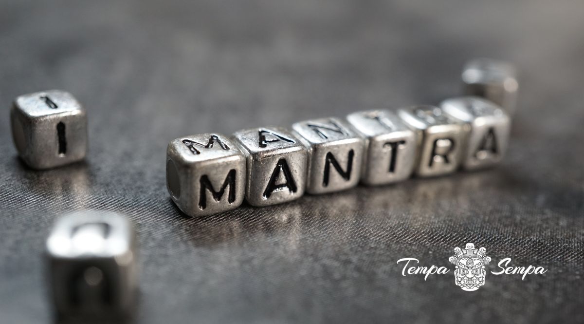 dados metálicos donde se lee la palbra mantra