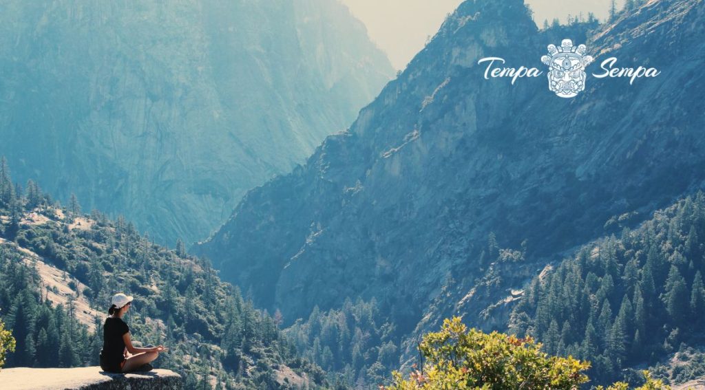sentada delante de un gran paisaje