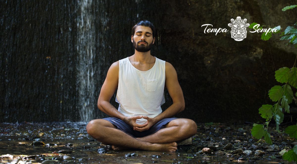 meditando al lado de una catarata