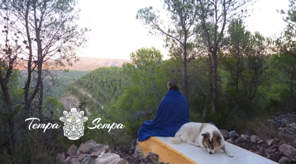 meditando en una montaña para fusionarse en la montaña