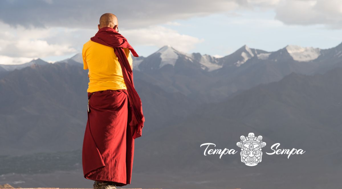un monje contemplando el horizonte de las montañas tibetanas