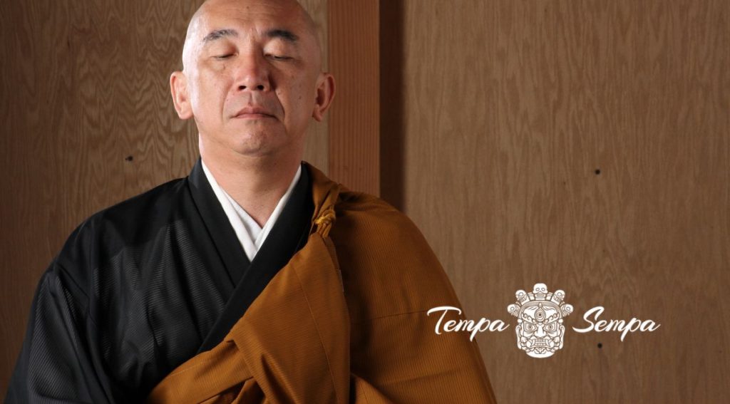 monje zen en contemplación para educar la mente