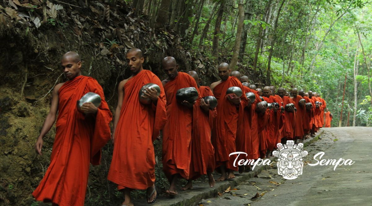 monjes pidiendo limosna a la hora de comer