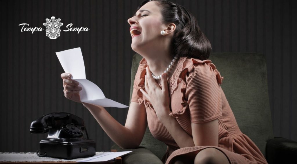 una carta negativa hace llorara a una mujer