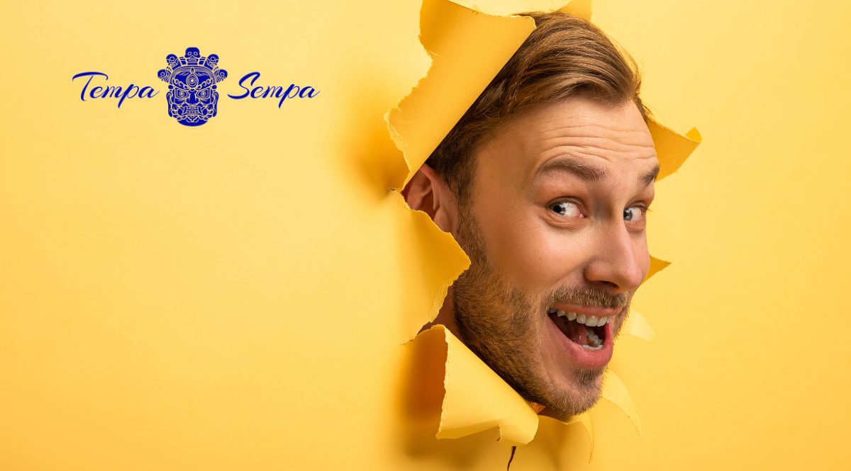 portada de una cara saliendo desde un fondo amarillo