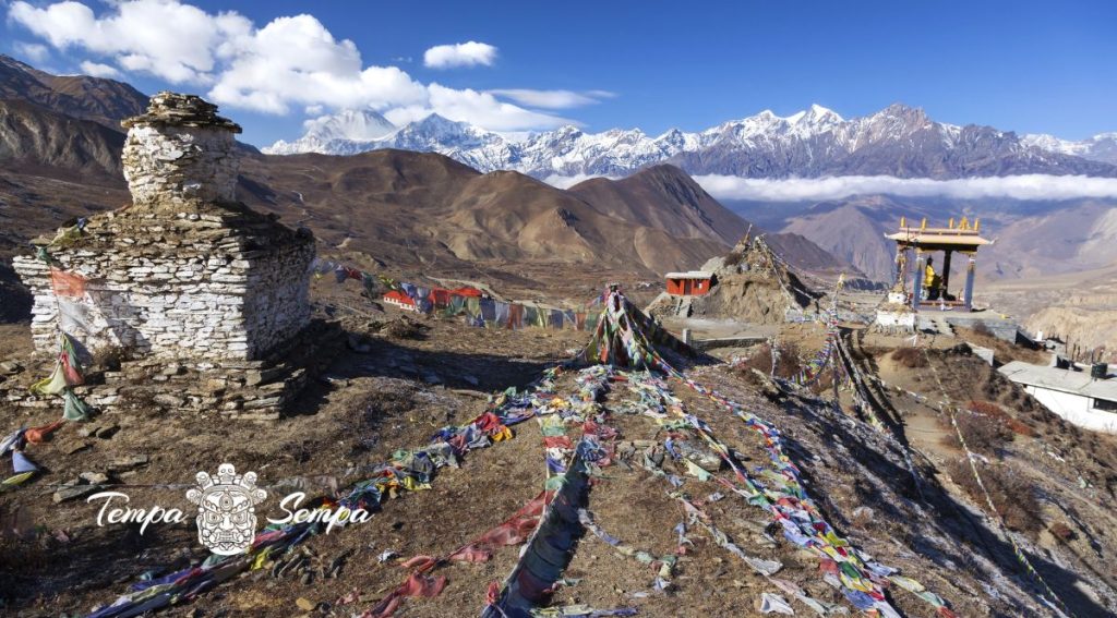 las montañas del tibet con las banderas de oración ondeando al viento