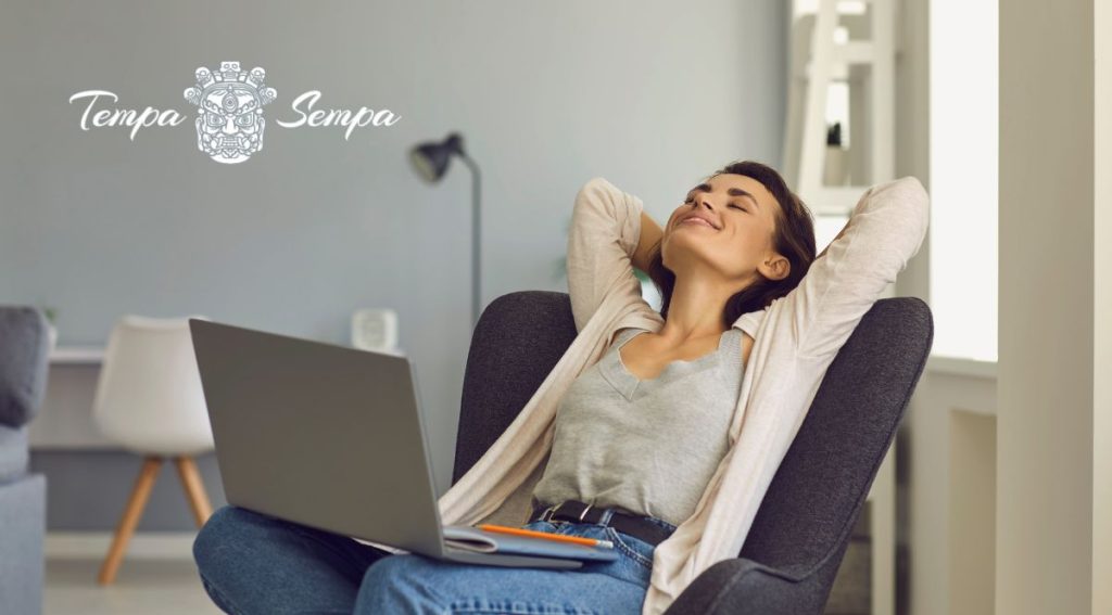 satisfecha de conectar congente desde casa