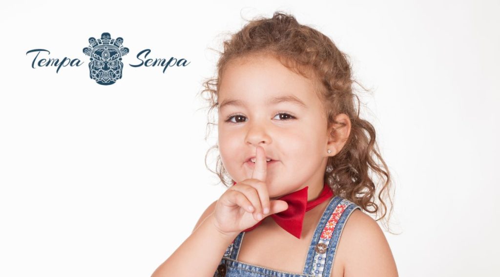 una niña representando estar callados como principio de silenciar la mente