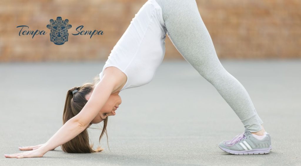 mujuer en postura de yoga boca a bajo