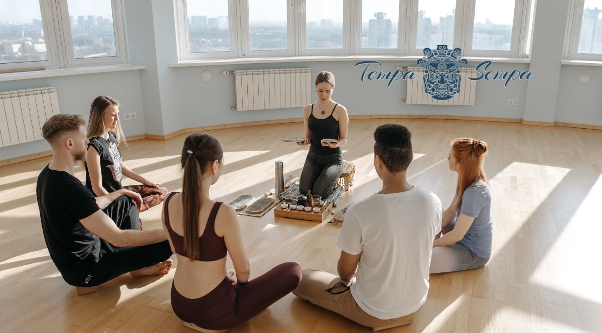 grupo de meditación compàrtiendo experiencias para aprender a meditar