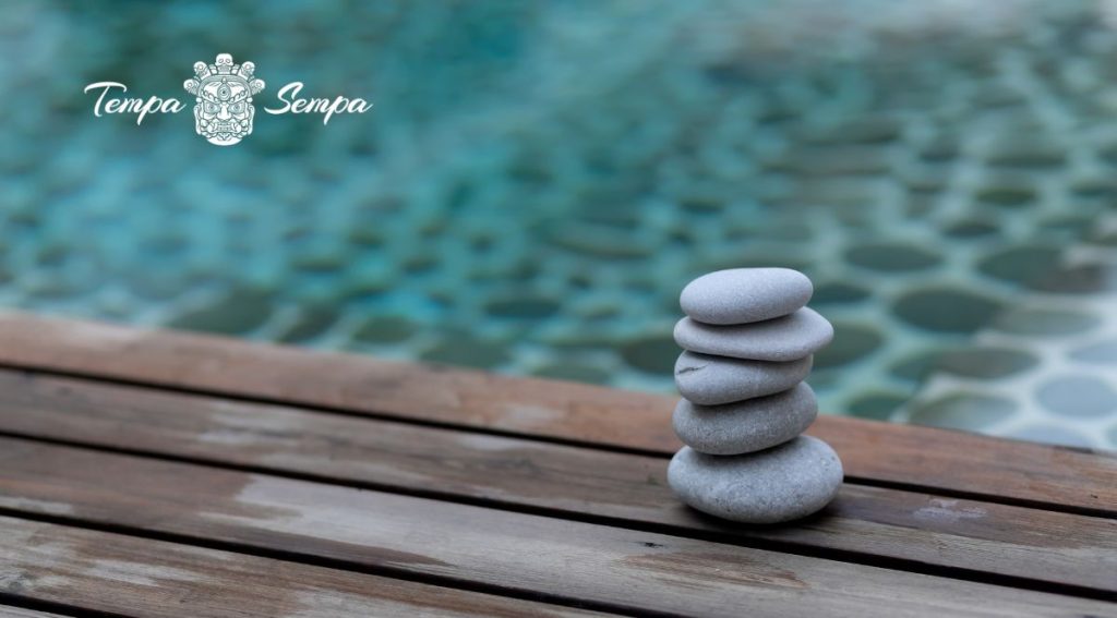 piedras en el borde de una piscina