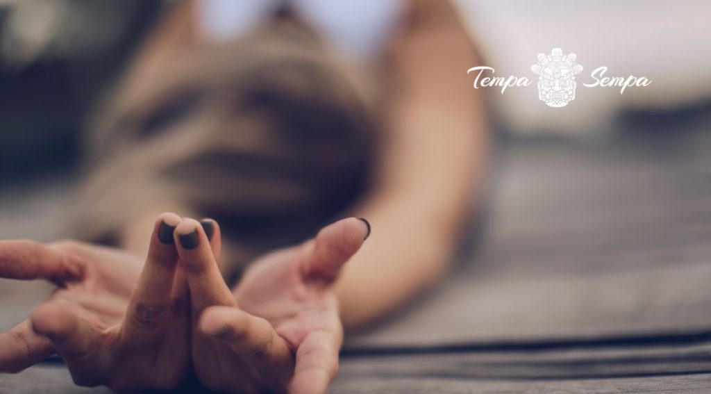 postura de yoga inclinada