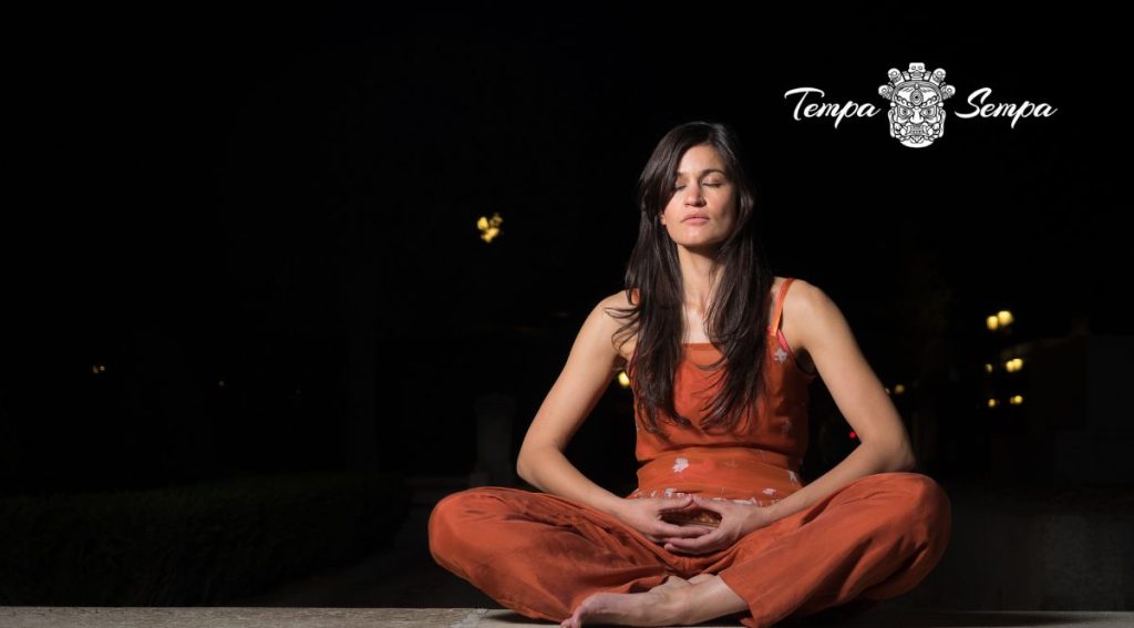 chica en una postura básica de meditación