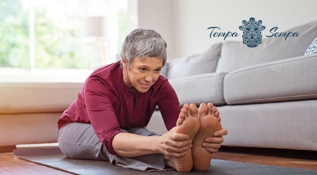 mujuer mayor haciendo la pinza de yoga