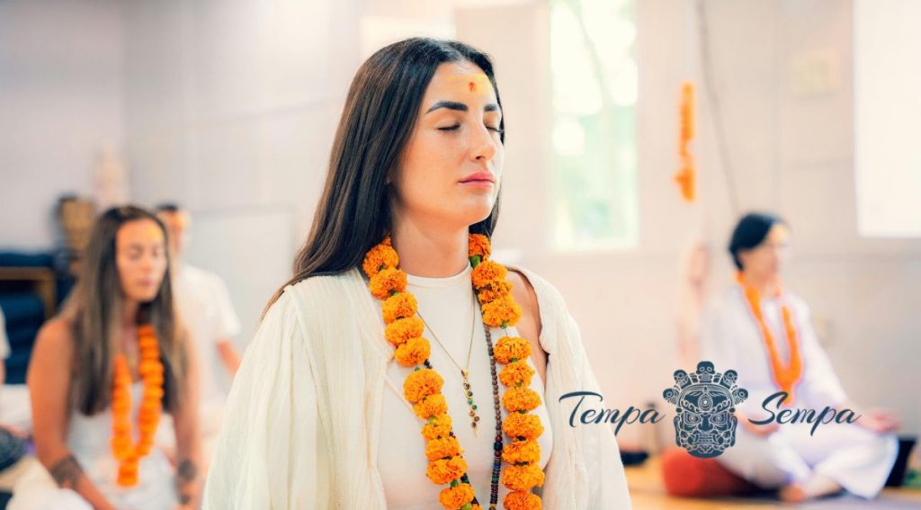 mujuer meditando siguiendo una tradición